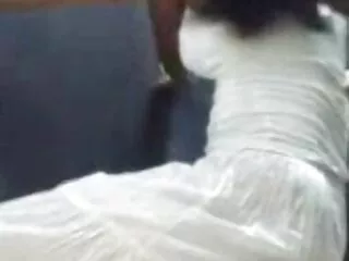 წვრილფეხა აზიური კუტი თეთრ მამალს იწოვს