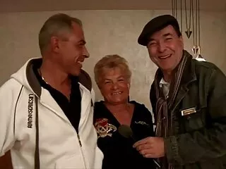 პატარა ქერა ნადია ჰილტონი