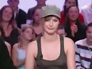 წვრილფეხა ქერა თინეიჯერი პირველად გაეკიდა კამერას