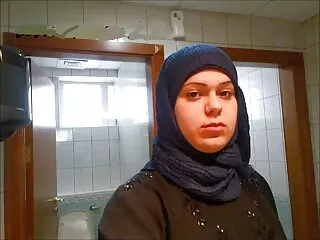 რეი ფურუზე ძლიერად ტირის ორივე ხვრელით ამოწურული